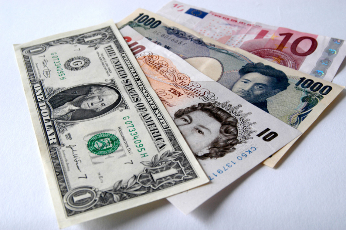 Доля американского доллара в мировых резервах превышает доли прочих валют вместе взятых